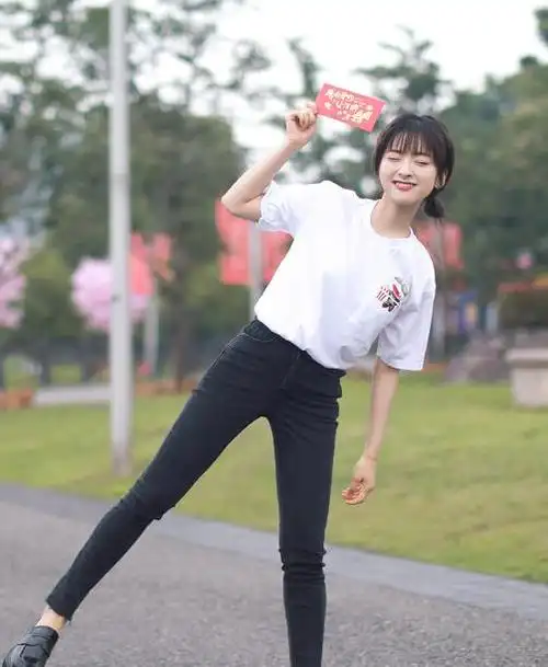 沈月可算穿"无痕裤"了,看到腿型后,网友喊话下次还是别穿了