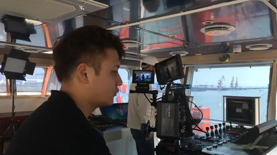 朝九晚五,对于影视工作者一起无缘,离得很远,出于对专业的热爱,我们