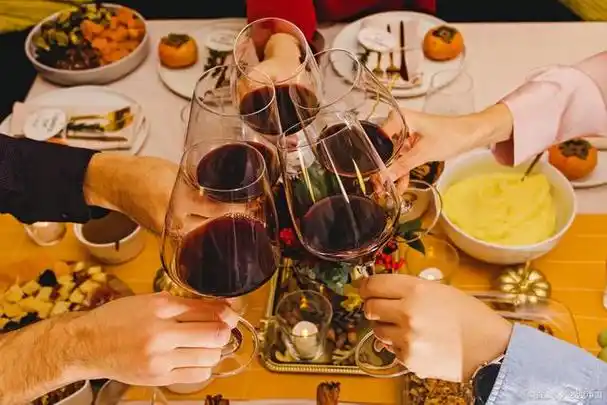 被年轻人拒绝的传统的"酒桌文化",真实原因是拒绝这三种酒桌行为.