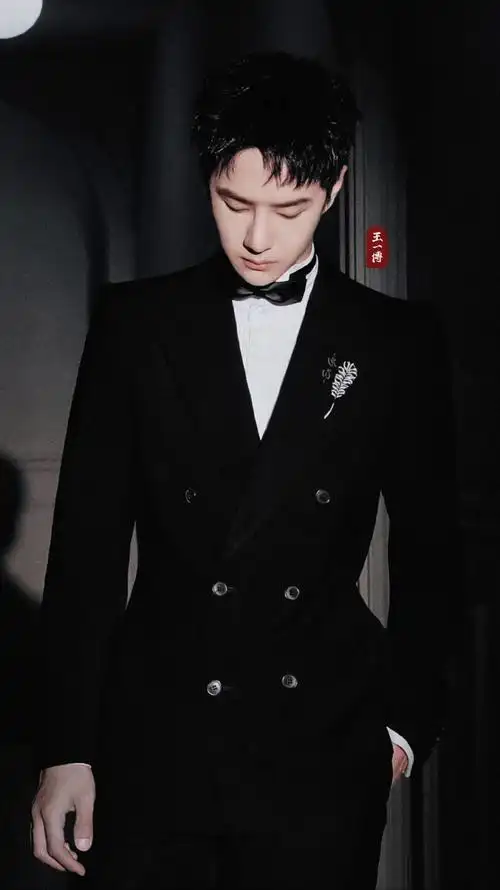 王一博现身小米园区#wyb#王一博的k70#黑色西装搭配领结,羽毛胸针