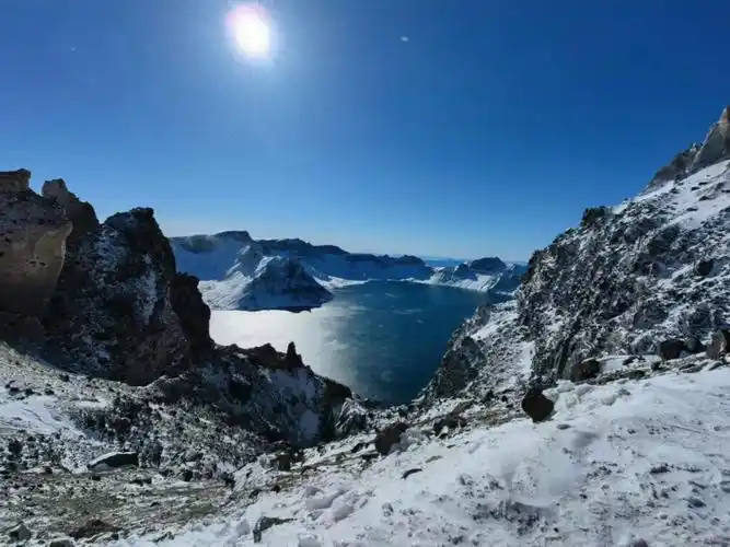 听过长白山水怪的传说,耳闻长白山火山爆发的真相,而最让我震撼的还是