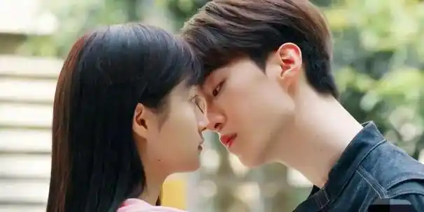 《曾少年》关晓彤和范丞丞cp感十足,吻戏引起网友热烈追捧和热议