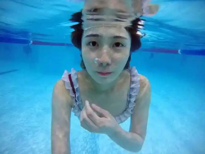 小时候最喜欢听美人鱼的故事!学会游泳之后可以来组特殊的艺术照!