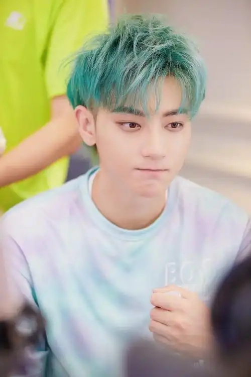 黄子韬薄荷绿发色