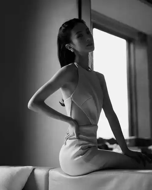 金晨藕粉礼服秀香肩身材超好垂眸浅笑似仙女美到心空