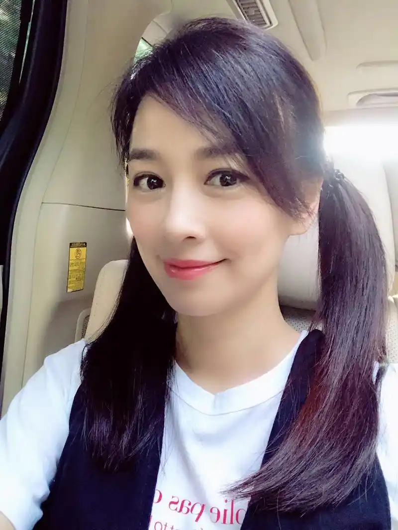 原创47岁张庭娇俏双马尾满满少女感,与网友分享运动心得!