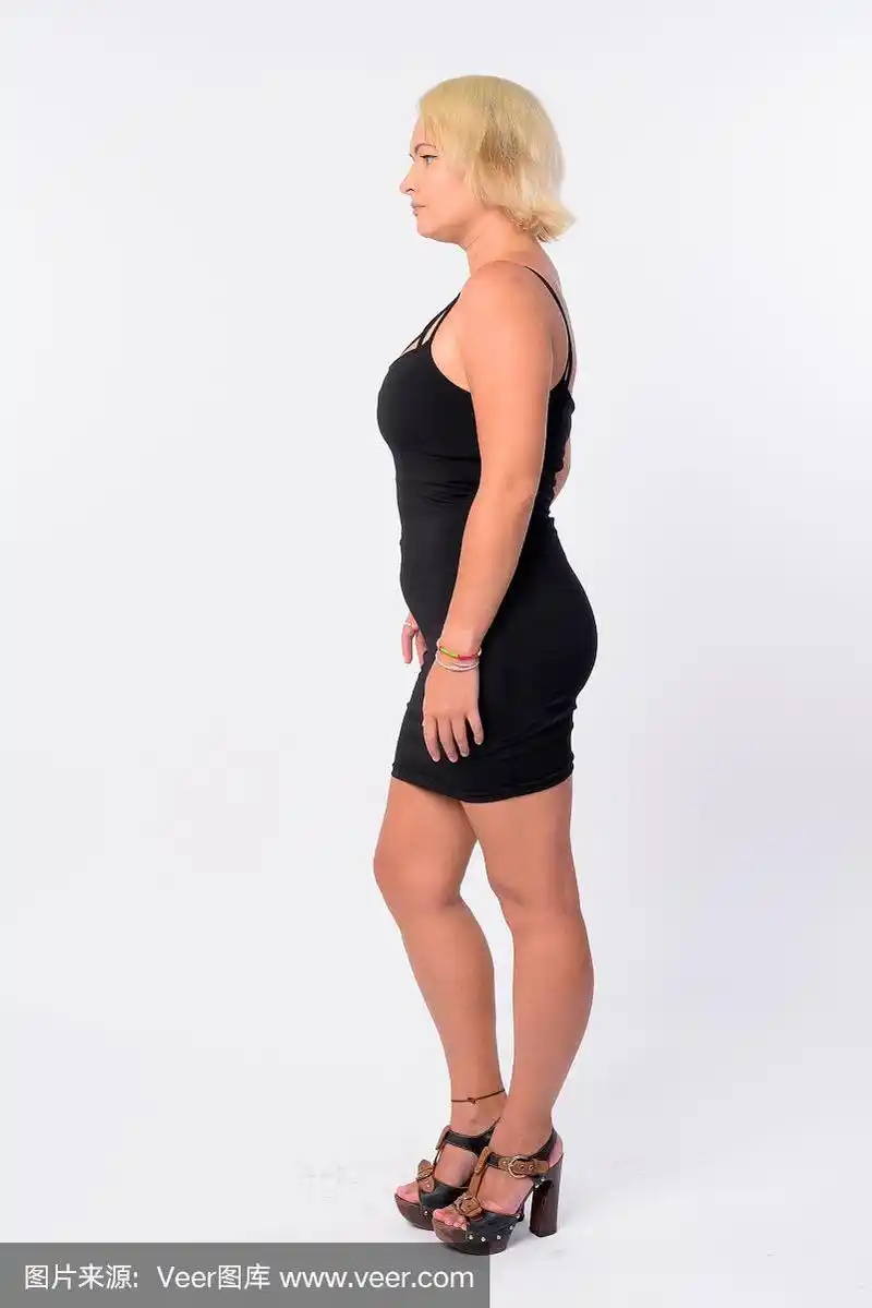 全身照片的侧面视图美丽的女人与短金发