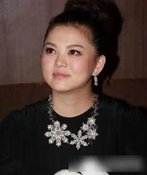 李湘瘦出新高度!这么紧的裙子都能塞进去,网友:说80斤我都信