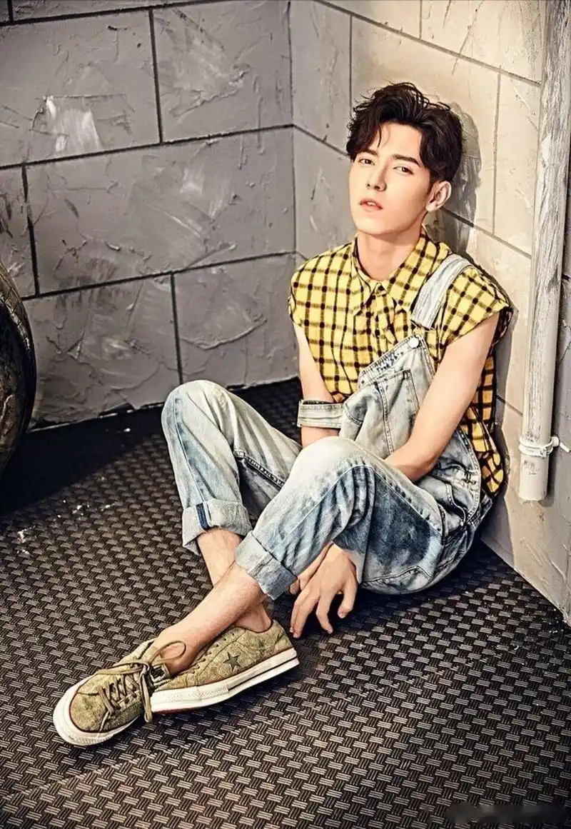 聚来提马合木提小哥哥,除唱歌还喜欢吃吃吃,性格乐观开朗.