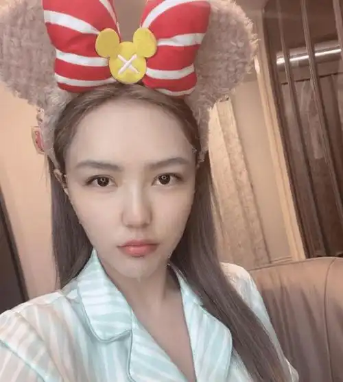 懒得理绯闻男友热搜,周扬青好星期上班,生图暴露素颜状态