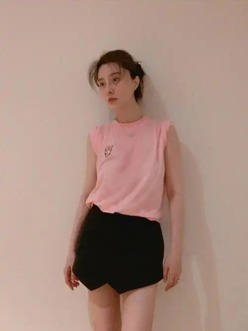 范冰冰复出成功穿粉色背心宅家健身大汗淋漓素颜也超美