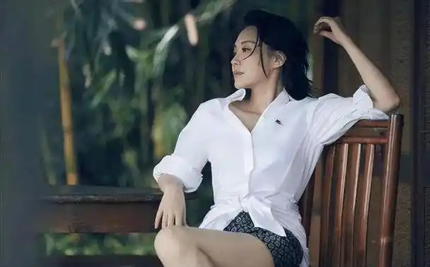 演员刘晓春的人生轨迹:从舞台到家庭的华丽转身 刘晓春,一位才貌双全