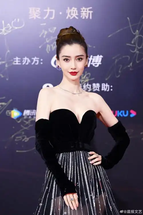 baby墨色天鹅绒抹胸星座裙#angelababy微博视界大会红毯造型真的惊艳