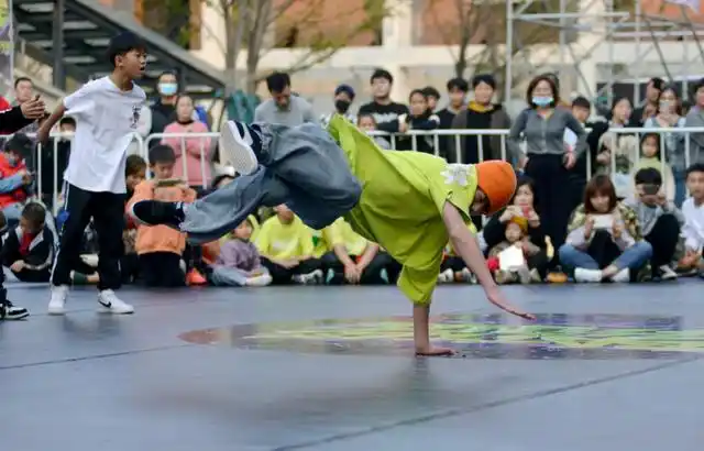 大家好,今天为大家介绍街舞(breaking),一种风格独特的舞蹈,起源于