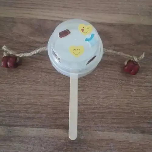 还有很多的废旧物品也可以用来制作拨浪鼓哦,比如硬纸板,一次性纸杯