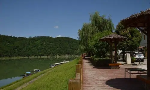 1 / 8 月亮湖位于湖北省十堰市方滩乡,依托堵河清澈的河水,两岸秀丽的