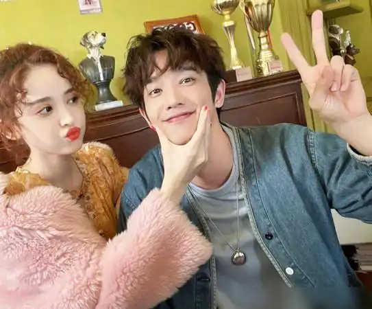 刘以豪古力娜扎cp颜值逆天连拍亲密合照爆绯闻