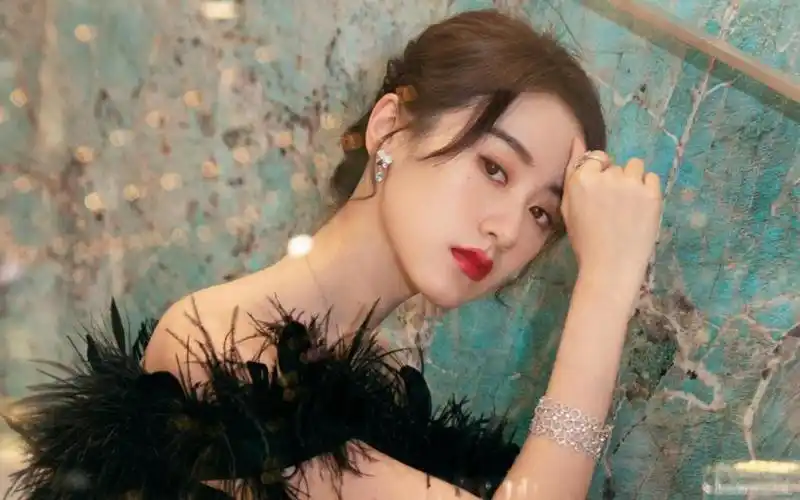 袁冰妍露肩黑羽裙性感写真,高清壁纸图片,大陆明星-回车桌面