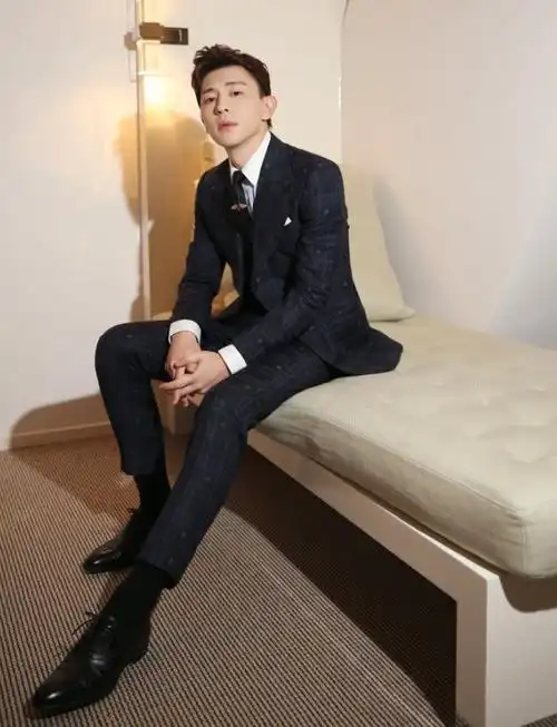 邓伦一身西装,领带爬了个"大黄蜂"很淡定,我都有心理阴影了!