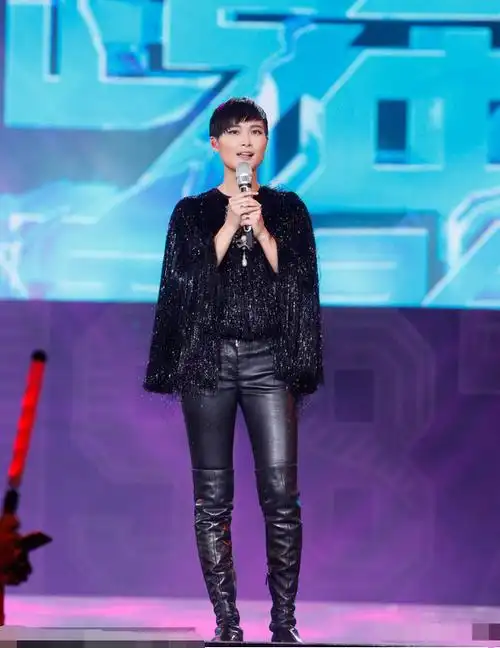 172的李宇春居然hold不住皮裤,头次觉得她腿这么粗