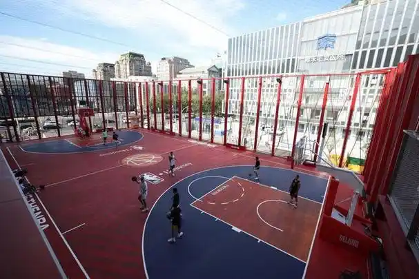 7月14日傍晚,the box空中篮球场.新京报记者 王飞 摄