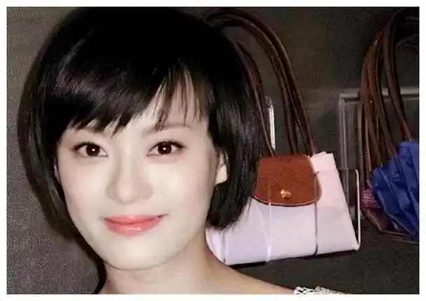 42岁孙俪长发披肩脸蛋圆润胖了穿着白裙温柔又优雅