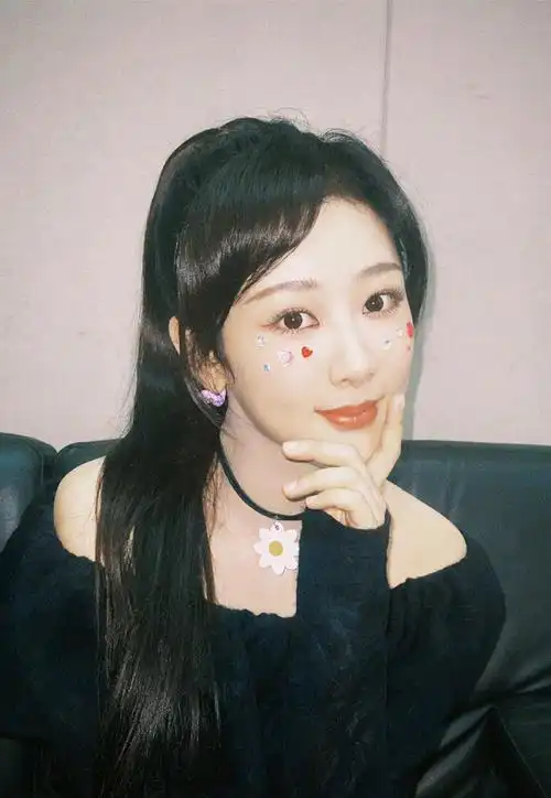 杨紫发布高马尾随拍贴爱心贴纸古灵精怪