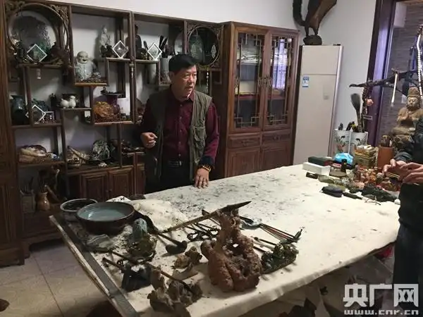 潘启慧4根头发刻630字的微雕大师