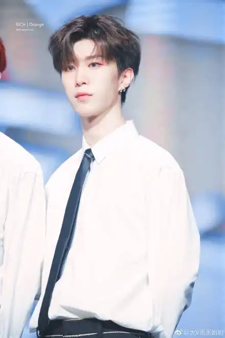 男大十八变范丞丞旧照曝光变化巨大居然是戴眼镜的小胖子