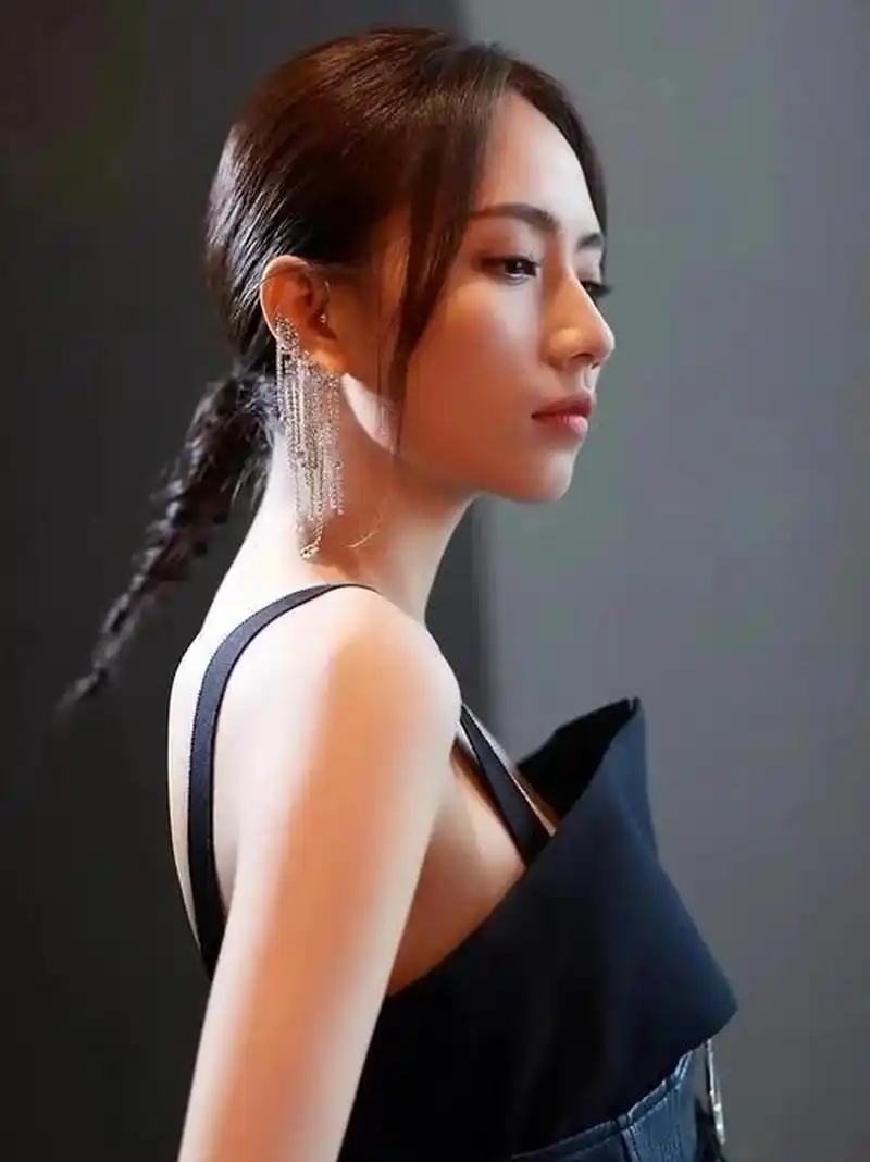 刘惜君一位著名女演员和歌手,因其出众的演唱实力和独特风格备受关注