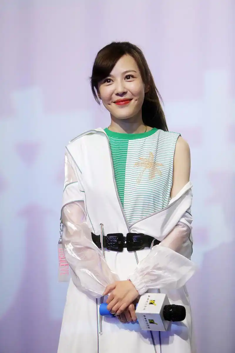 李金铭在真人秀节目中的遭遇引起争议,14年吃剩的饭被留到现在.