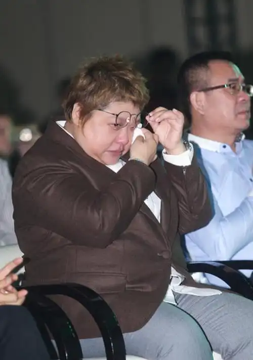 至今未婚的歌手韩红:6岁丧父,为做公益倾家荡产,收养了280个孤儿