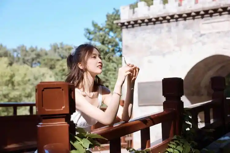 吴宣仪纯白吊带裙写真,是清纯美少女呀