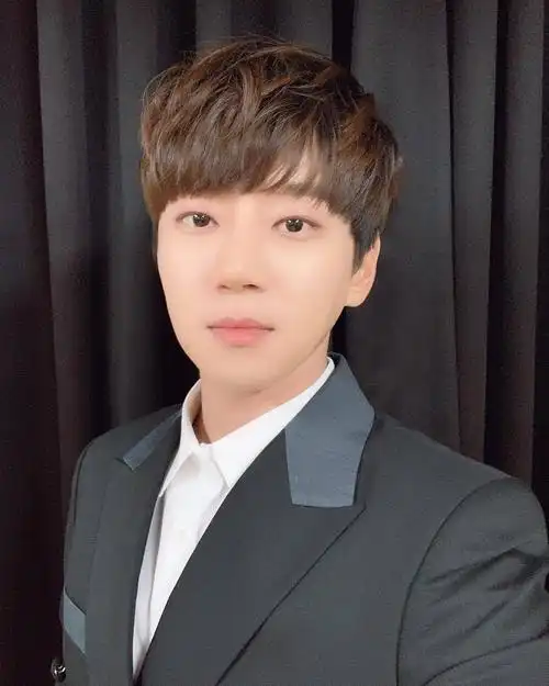 待机室里的自拍游戏 今日份帅气西装列上线了!