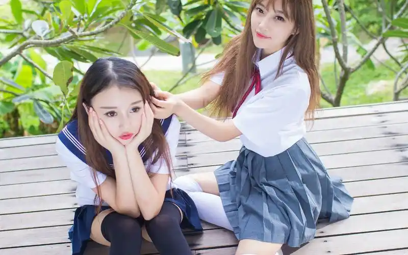 养眼闺蜜学生制服写真桌面壁纸