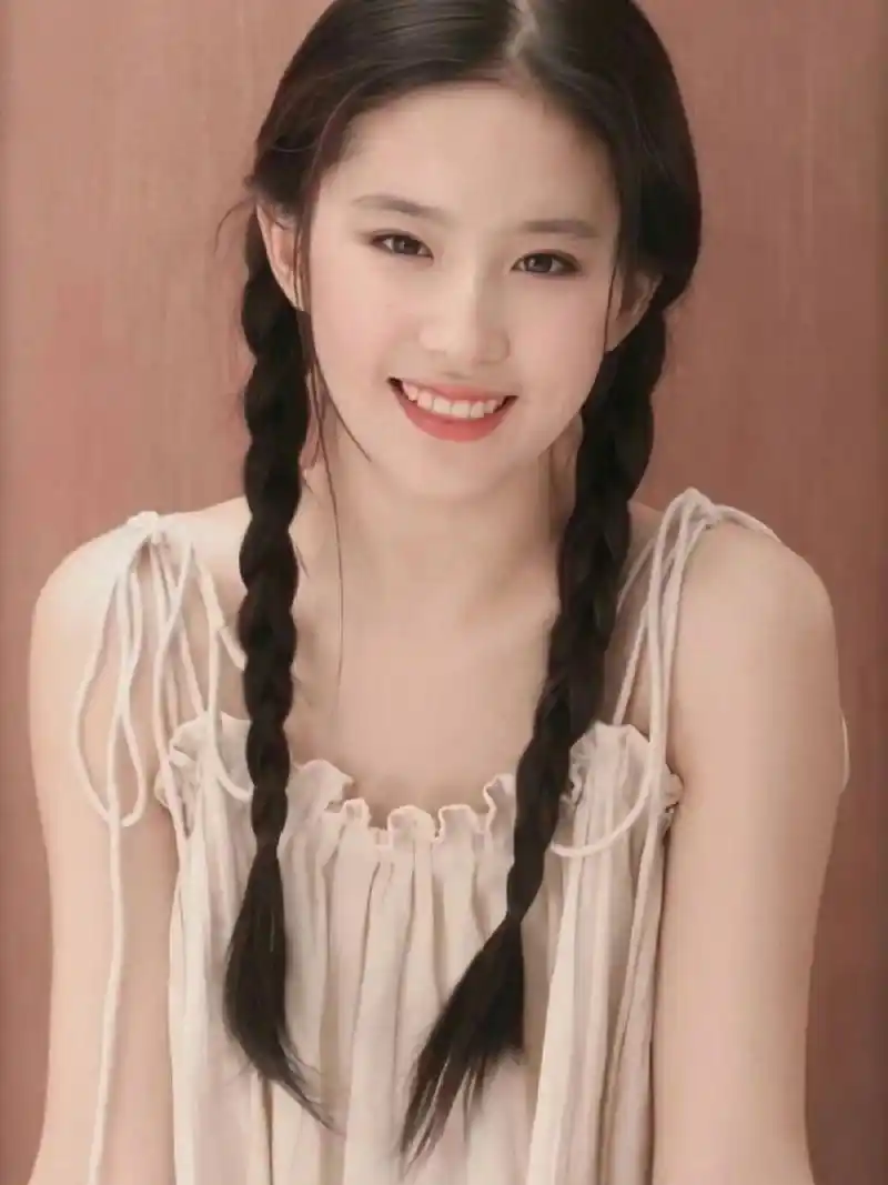 刘亦菲这双马尾辫,非常清纯甜美,楚楚动人,像极我们读书时期的校花.