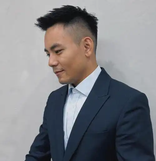 四十岁男人,建议剪这3款简单"露额"发型,没有刘海更成熟帅气