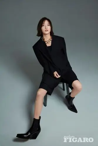 王珞丹登杂志闭年刊封面破译自然彰显女性之美