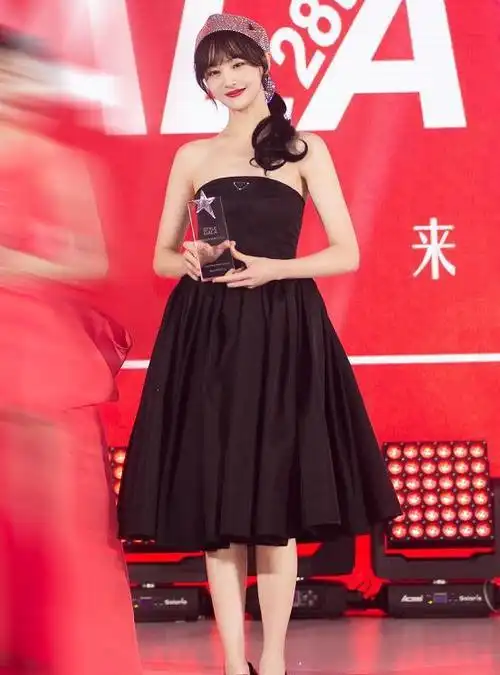 郑爽腿细成杆了还硬要穿"黑墨裤",岔脚站看腿:还让不让人活?