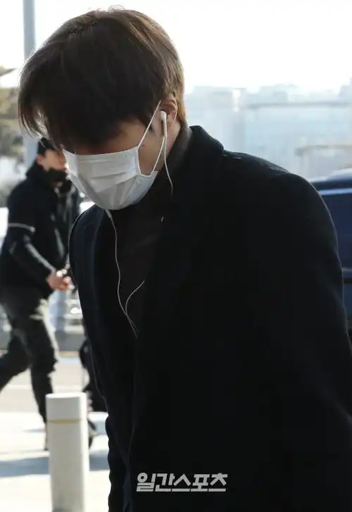 边伯贤吴世勋 口罩金钟仁机场照边伯贤素颜金钟仁口罩机场朴灿烈素颜