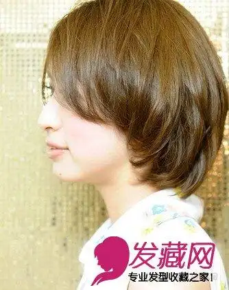 层次的剪发加碎发的设计使造型变得干练许多.