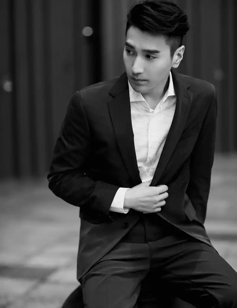 赵又廷帅气亮相上海时装周 橄榄绿色西装演绎绅士魅力