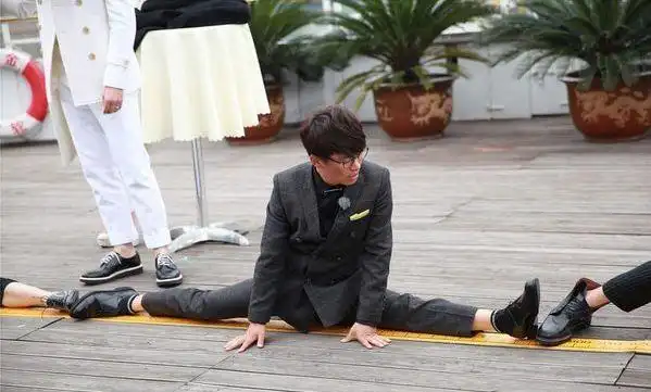 男明星一字马大比拼,杨洋专业,李易峰痛苦,星爷霸气来挑战