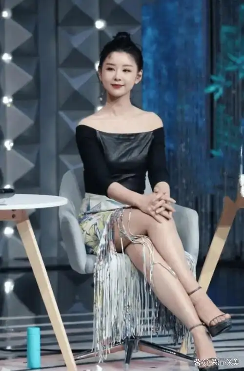 李小萌真的很懂穿搭,"身材虽然有点肉感",穿露肩上衣却很迷人