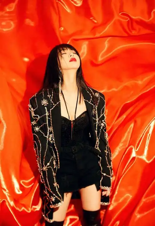 李菲儿参加女团后更放得开红色西装里面只穿蕾丝内衣气质惊艳