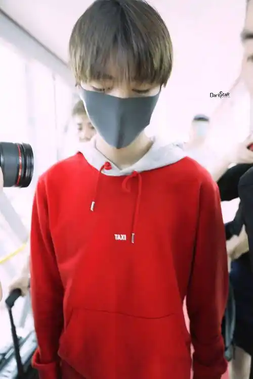 红色卫衣运动风的俊俊|王俊凯|卫衣|红色_新浪网