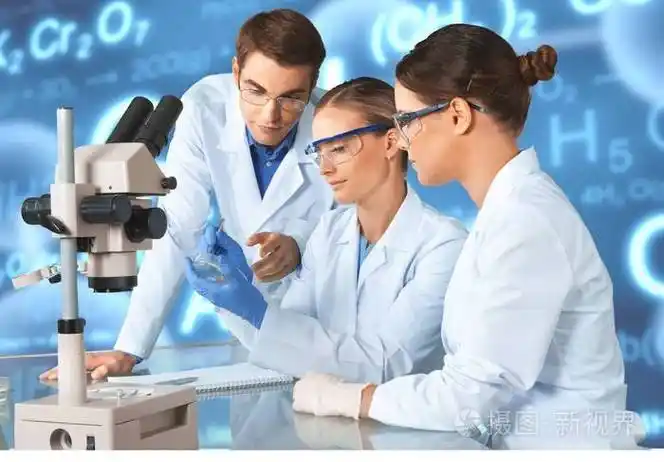 在实验室工作的科学家们