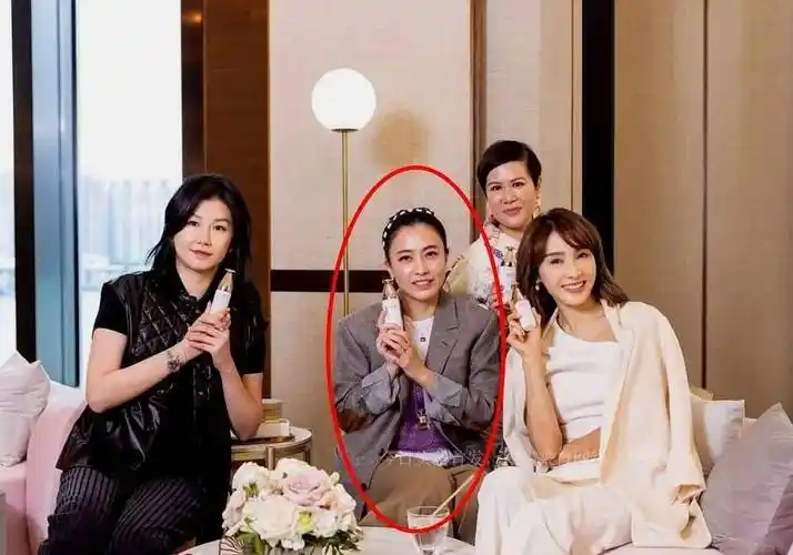 在甘比与刘銮雄关系稳定前后,她的眼神和态度发生了明显变化,由谦卑变