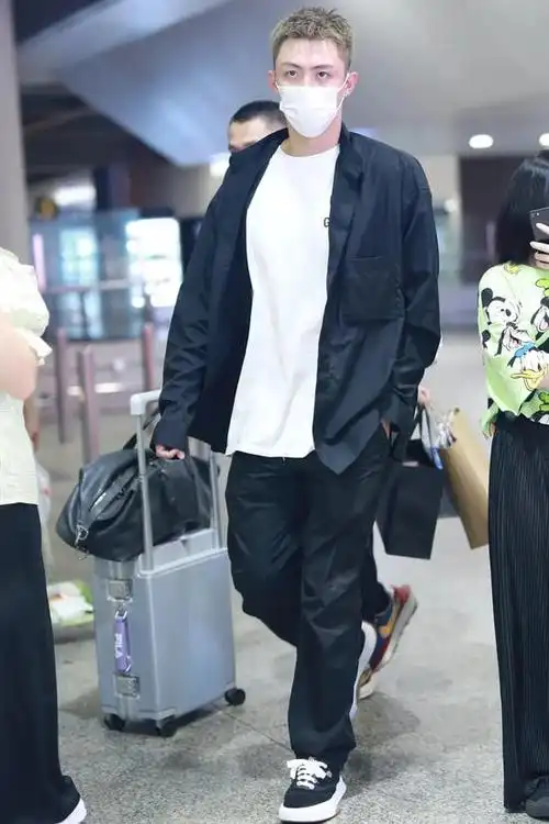 6月16日,黄景瑜现身上海机场