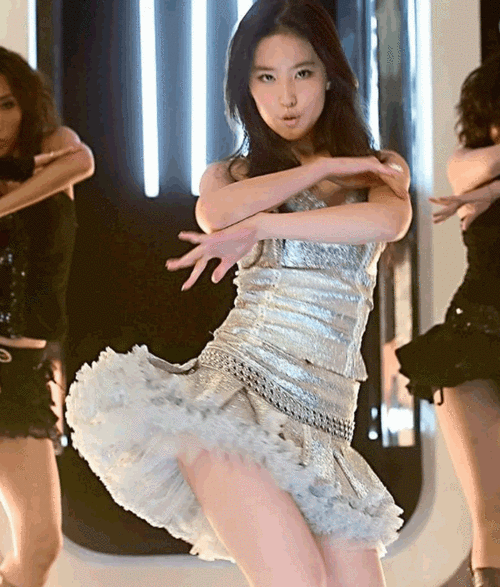 刘亦菲终于放弃清纯人设,裹一层"锡纸"跳热舞,扭胯瞬间a爆全场